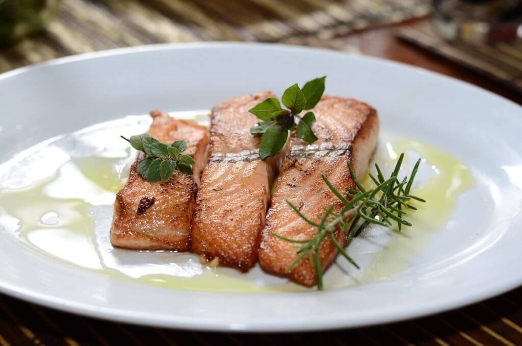 Ingwer-Chili-Lachs mit asiatischem Gurkensalat